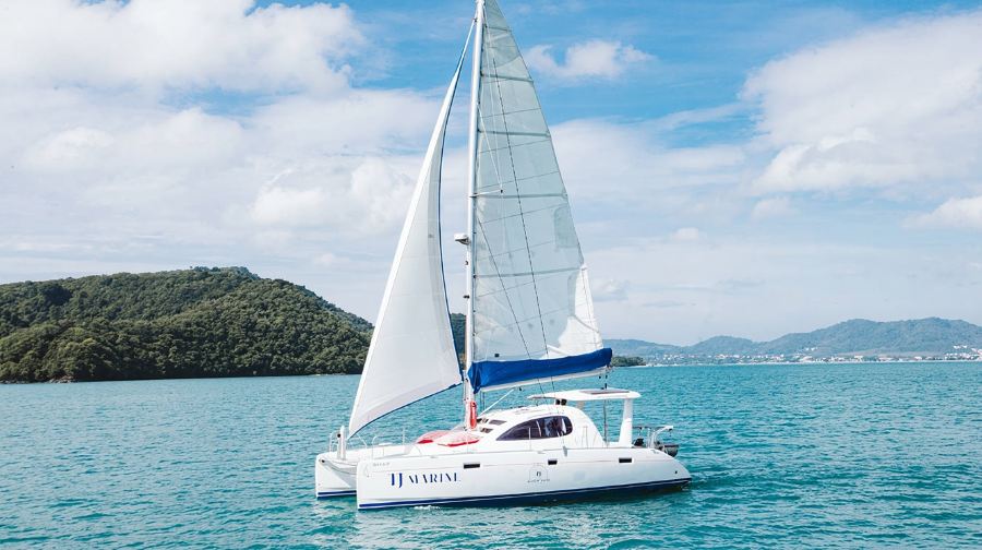 普吉島：皇帝島快艇/帆船出海浮潛一日遊，含接駁含午餐