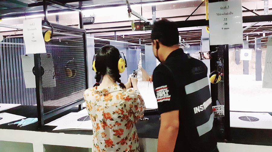 泰國旅遊布吉島芭東步行街射擊真槍打靶運動競技娛樂巴東射擊體驗
