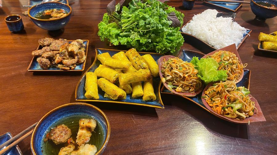在河內秘密花園別墅烹調 Nem Ran 和 Bun Cha + 免費雞蛋咖啡